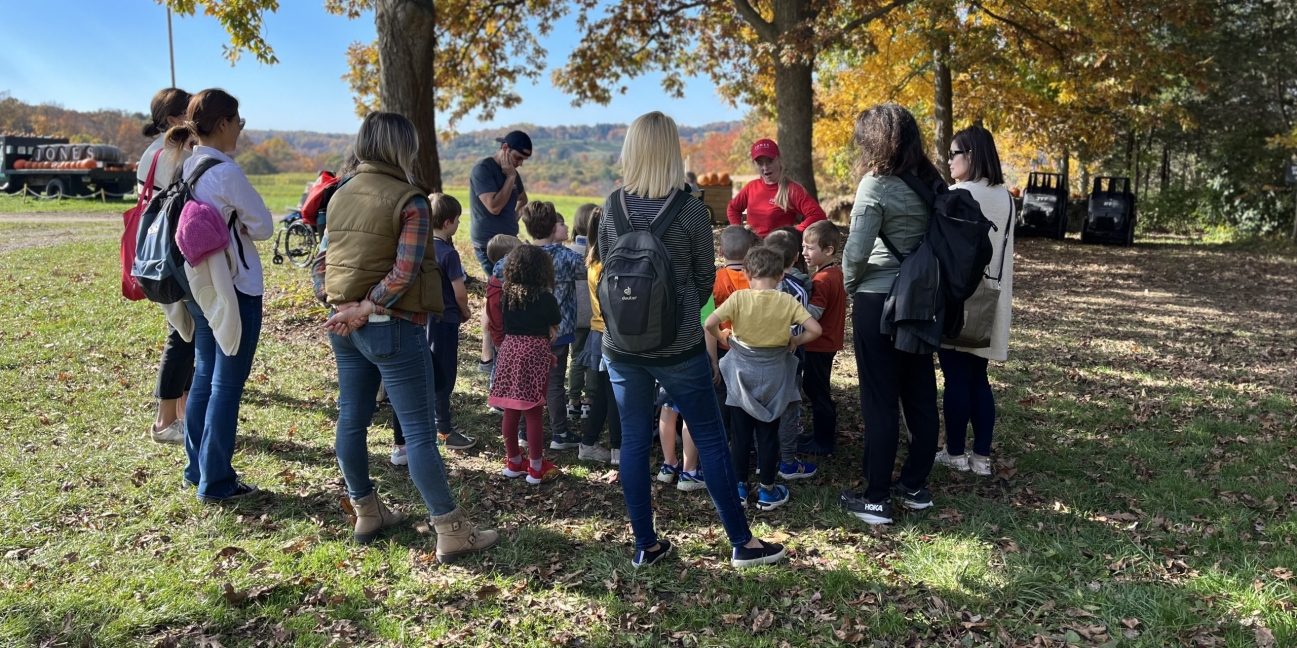 school group at Jones Family Farms