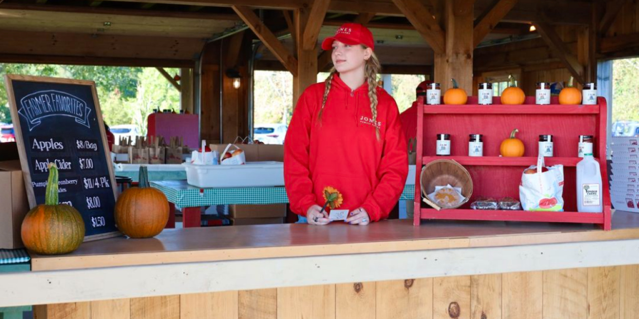 girl works at the counter in the fall season