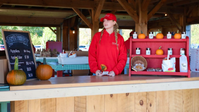 girl works at the counter in the fall season