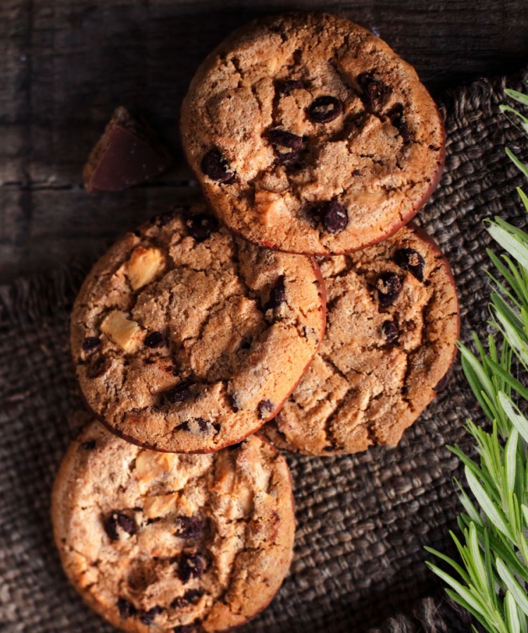 four Spicy Rosemary Dark Chocolate Cookie on a placemat